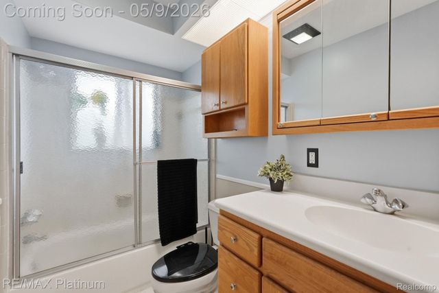 10469 Cooley Lake Road, Commerce Charter Township, MI 48382