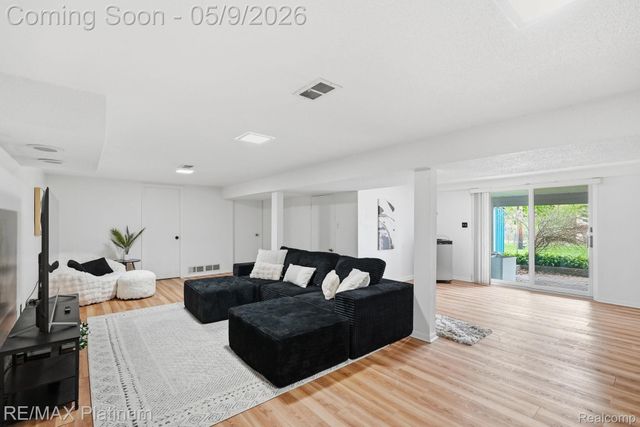 10469 Cooley Lake Road, Commerce Charter Township, MI 48382