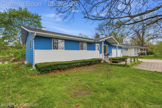 10469 Cooley Lake Road, Commerce Charter Township, MI 48382