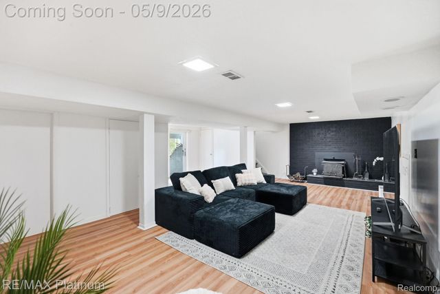10469 Cooley Lake Road, Commerce Charter Township, MI 48382