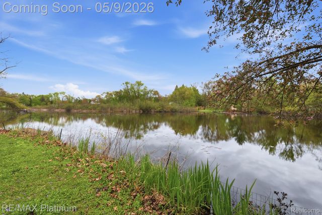 10469 Cooley Lake Road, Commerce Charter Township, MI 48382