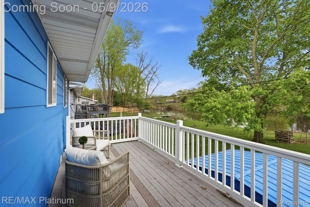 10469 Cooley Lake Road, Commerce Charter Township, MI 48382