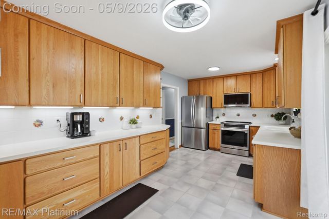10469 Cooley Lake Road, Commerce Charter Township, MI 48382