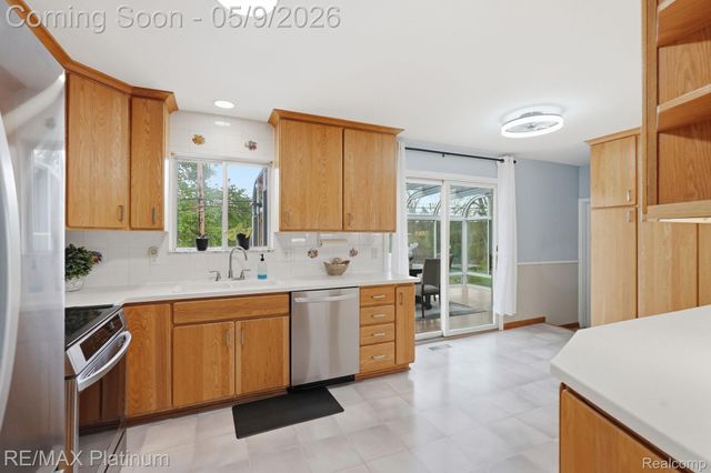 10469 Cooley Lake Road, Commerce Charter Township, MI 48382