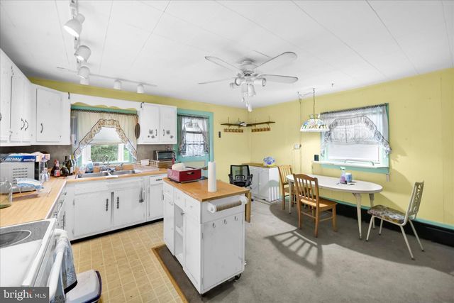 24 UPPER BEECHWOOD AVE, Pottsville, PA 17901