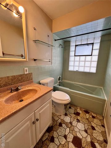 1257 Waldorf, St Louis, MO 63137