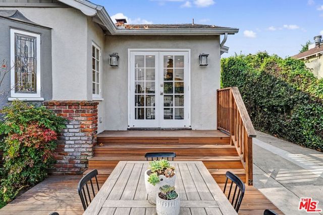 5009 Willowcrest Avenue, North Hollywood, CA 91601