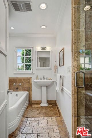 5009 Willowcrest Avenue, North Hollywood, CA 91601