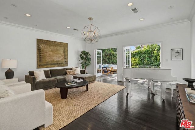 5009 Willowcrest Avenue, North Hollywood, CA 91601