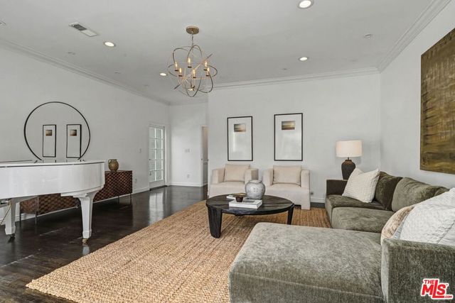 5009 Willowcrest Avenue, North Hollywood, CA 91601