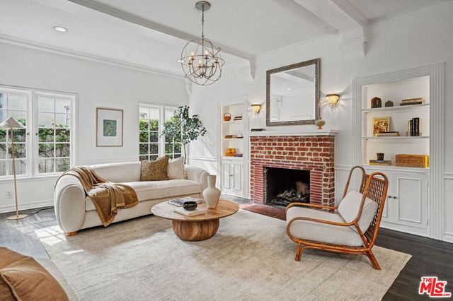 5009 Willowcrest Avenue, North Hollywood, CA 91601