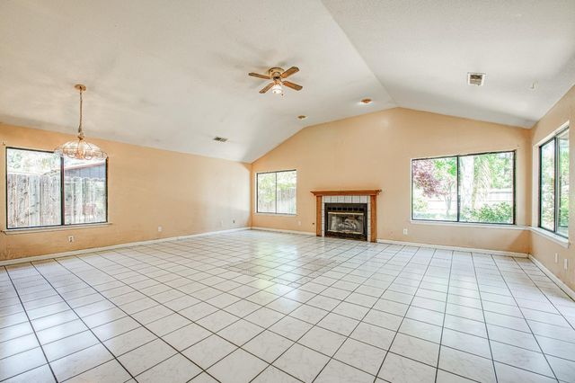 2091 Escalon Avenue, Clovis, CA 93611