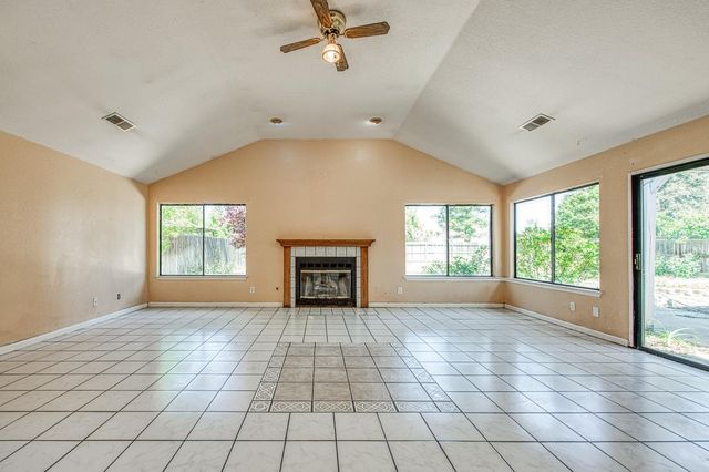 2091 Escalon Avenue, Clovis, CA 93611