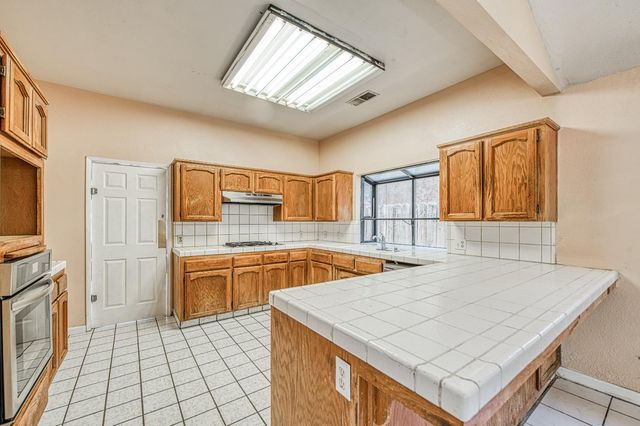 2091 Escalon Avenue, Clovis, CA 93611