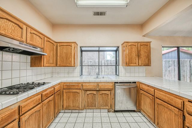 2091 Escalon Avenue, Clovis, CA 93611