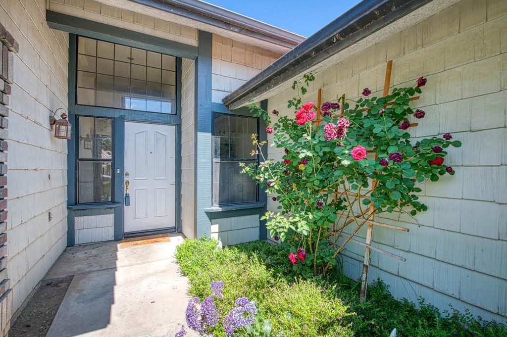 2091 Escalon Avenue, Clovis, CA 93611