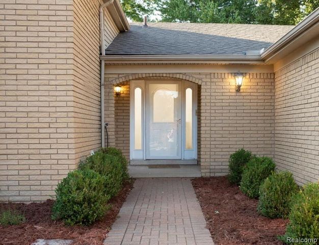 34608 Pinehurst Drive, Livonia, MI 48154