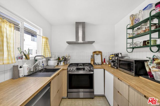 9034 Willis Avenue 14, Los Angeles, CA 91402