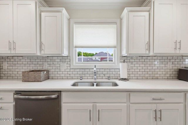 7611 Parkcrest Way, Louisville, KY 40214