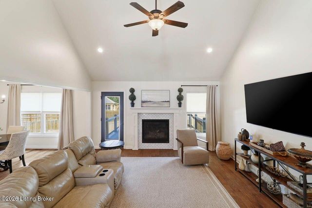 7611 Parkcrest Way, Louisville, KY 40214