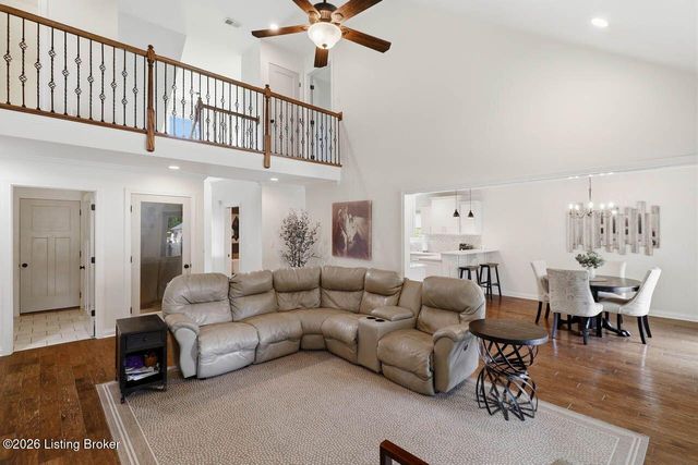 7611 Parkcrest Way, Louisville, KY 40214