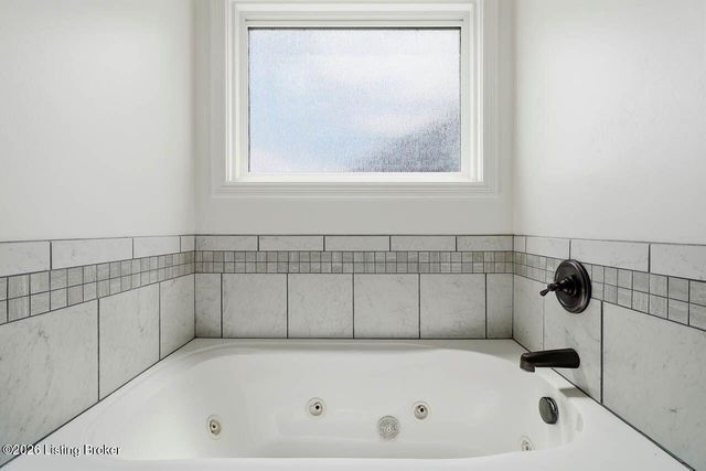 7611 Parkcrest Way, Louisville, KY 40214