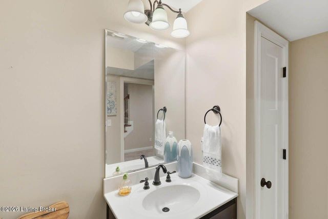 7611 Parkcrest Way, Louisville, KY 40214
