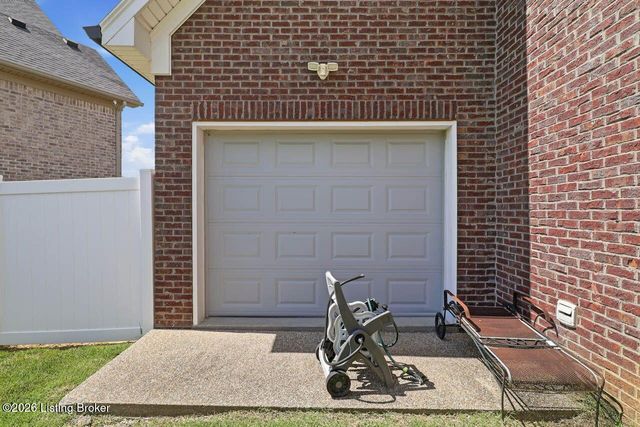 7611 Parkcrest Way, Louisville, KY 40214