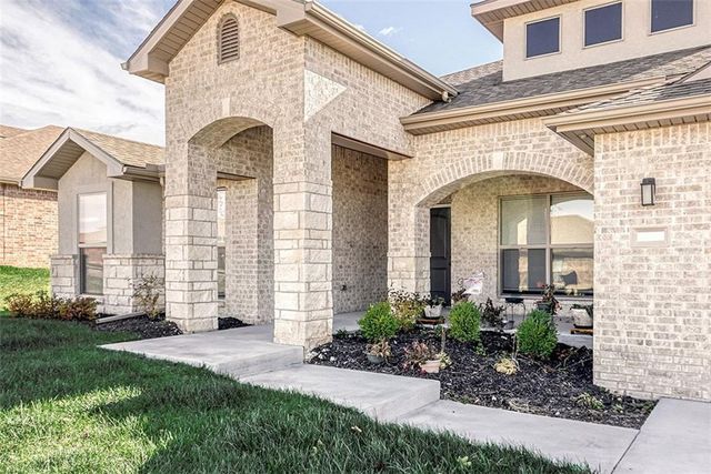 9283 Pickering Street, Lenexa, KS 66227