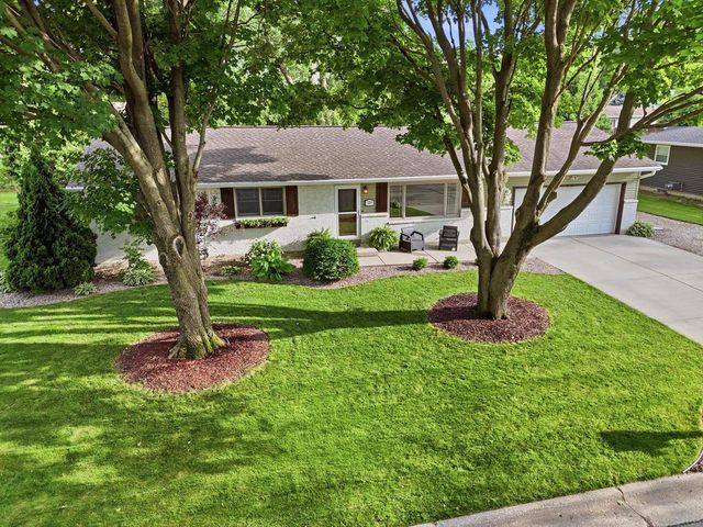 319 Meadowlark Circle, Deerfield, WI 53531