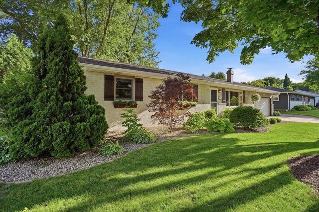 319 Meadowlark Circle, Deerfield, WI 53531