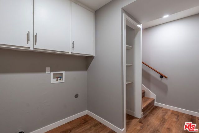 20456 W Strathern Street, Winnetka (los Angeles), CA 91306