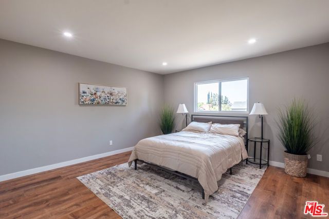 20456 W Strathern Street, Winnetka (los Angeles), CA 91306