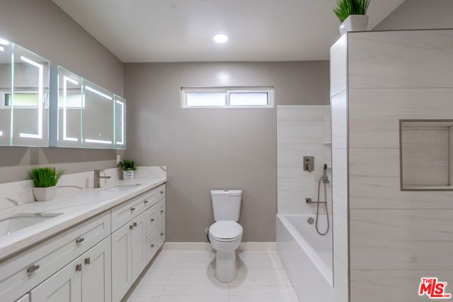 20456 W Strathern Street, Winnetka (los Angeles), CA 91306
