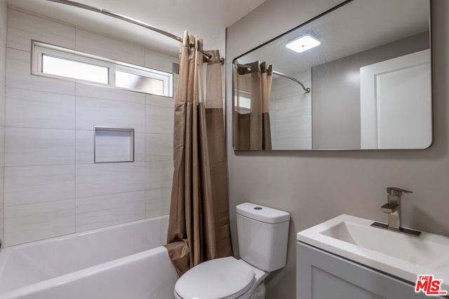 20456 W Strathern Street, Winnetka (los Angeles), CA 91306