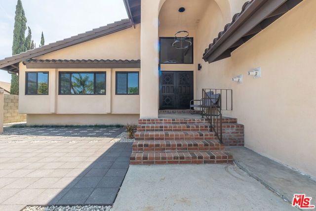 20456 W Strathern Street, Winnetka (los Angeles), CA 91306