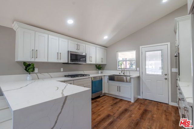20456 W Strathern Street, Winnetka (los Angeles), CA 91306
