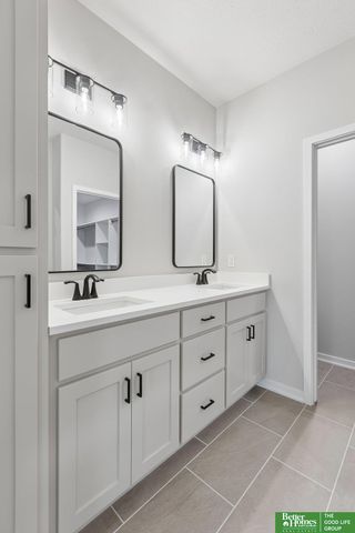12375 lake Vista Drive, Papillion, NE 68046