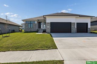 12375 lake Vista Drive, Papillion, NE 68046