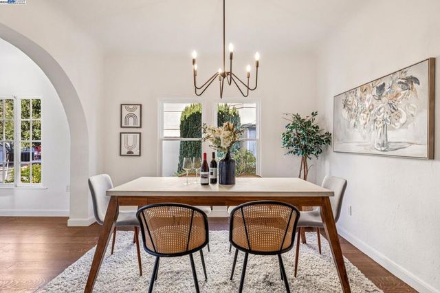 1354 Regent St, Alameda, CA 94501