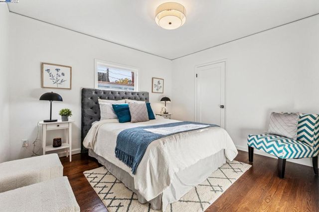 1354 Regent St, Alameda, CA 94501