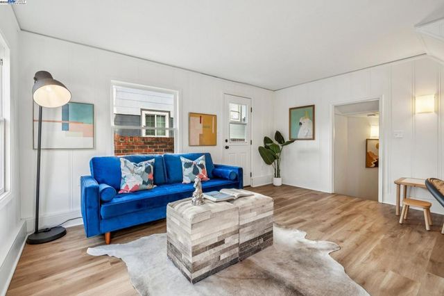 1354 Regent St, Alameda, CA 94501