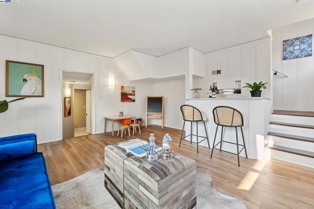 1354 Regent St, Alameda, CA 94501