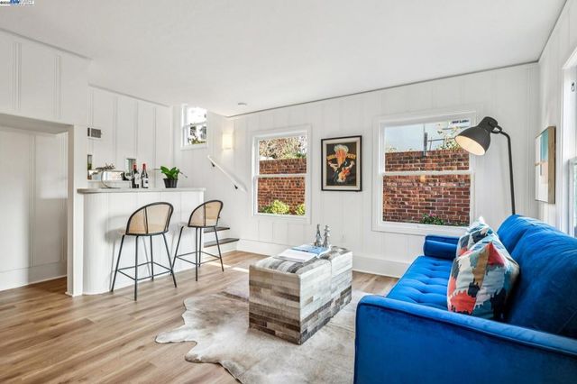 1354 Regent St, Alameda, CA 94501