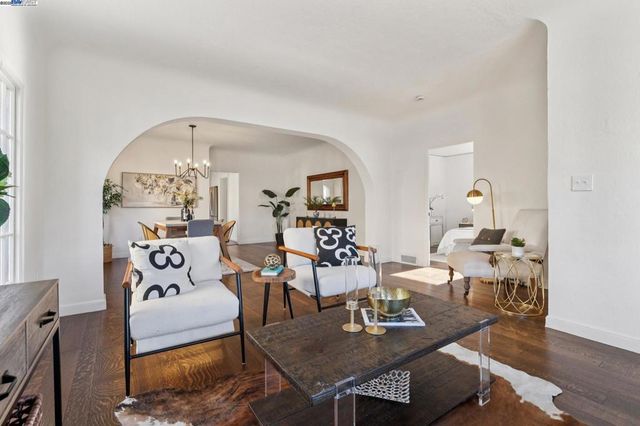 1354 Regent St, Alameda, CA 94501