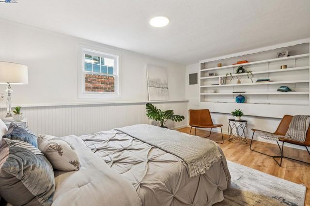 1354 Regent St, Alameda, CA 94501