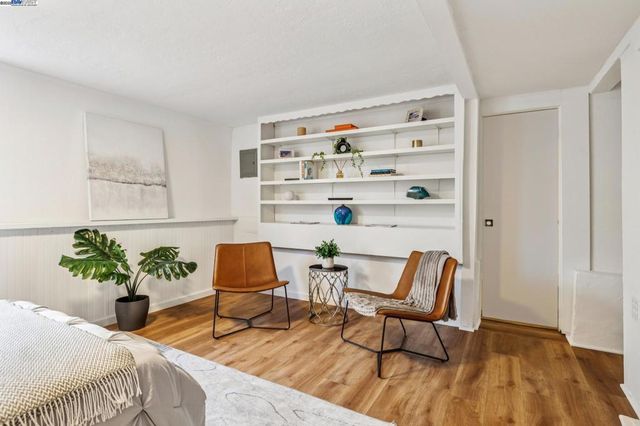 1354 Regent St, Alameda, CA 94501