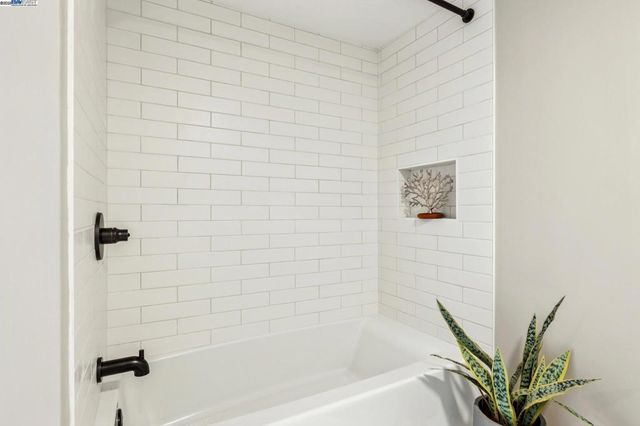 1354 Regent St, Alameda, CA 94501