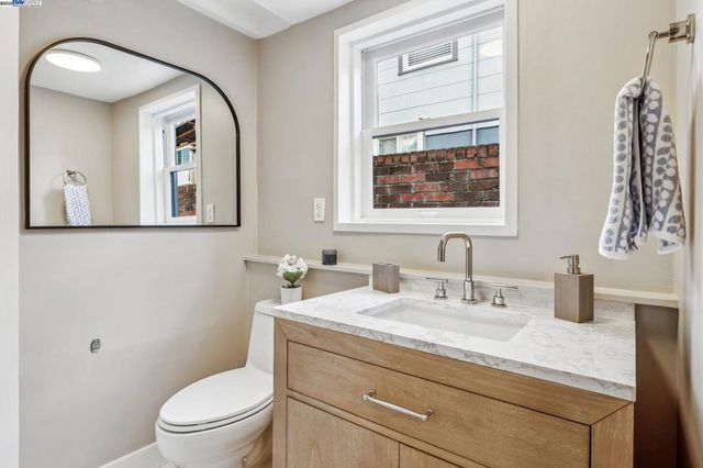 1354 Regent St, Alameda, CA 94501