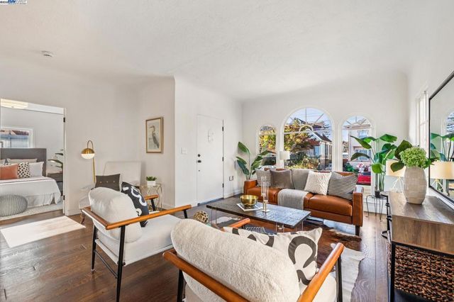 1354 Regent St, Alameda, CA 94501